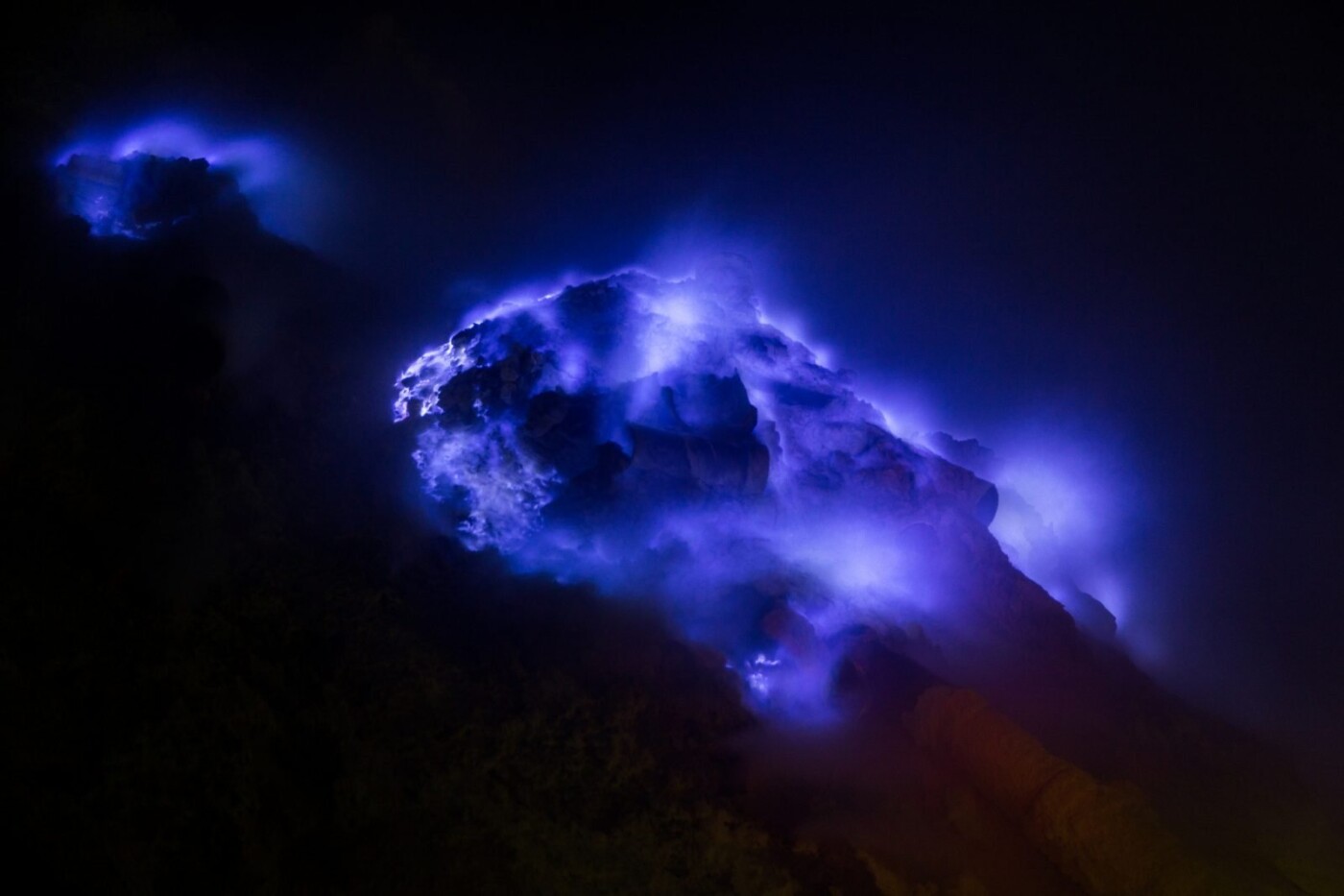 Blue flame of Ijen on a "good day". Photo by Stéphane DAMOUR via Flicr CC