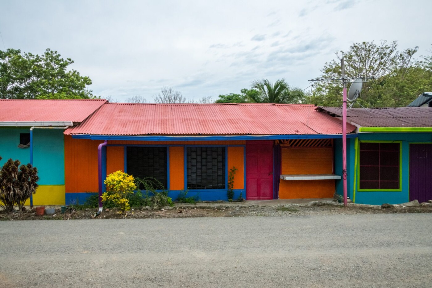 casas coloridas em Uvita. Foto de dconvertini via Flickr CC 