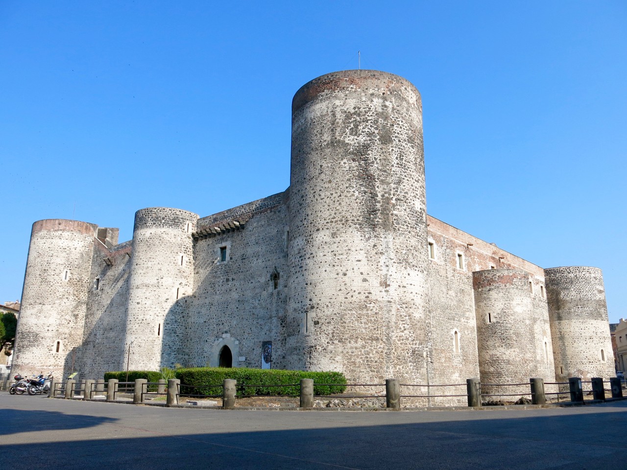 Castello Ursino in Catania are among the things to do in Sicily