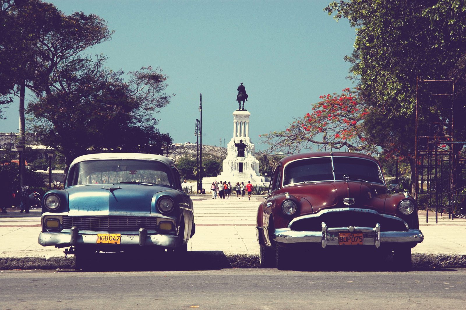 Two oldtimers in Havana, Cuba. Photo by Juriën Minke via Flickr CC