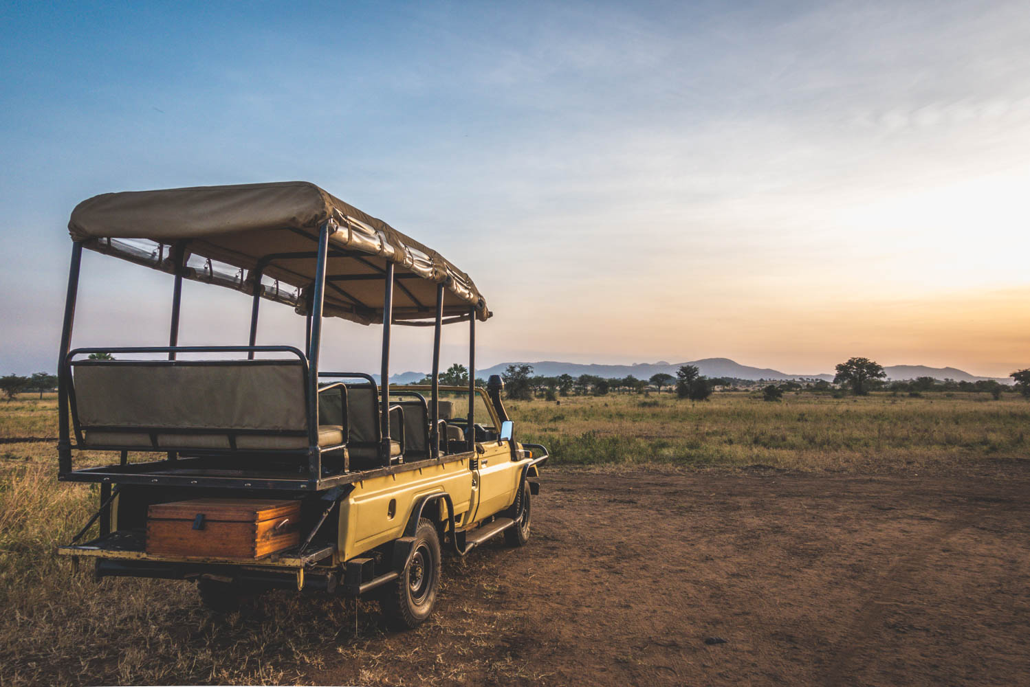 Apoka Lodge safari car 04537