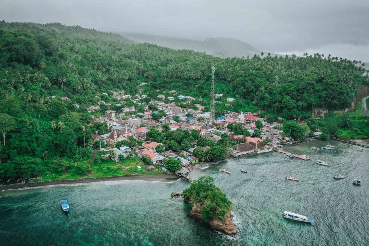 Exploring and diving in Lembeh straight