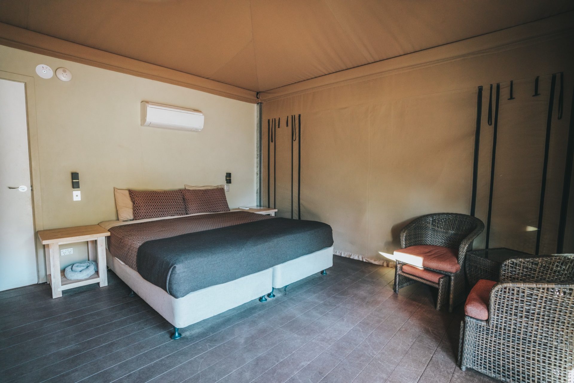 Australia SA Flinders Ranges Wilpena Pound Resort Safari tent 04582