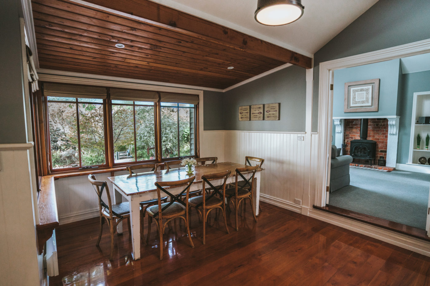 Cozy dining area in Oak Tree Lodge