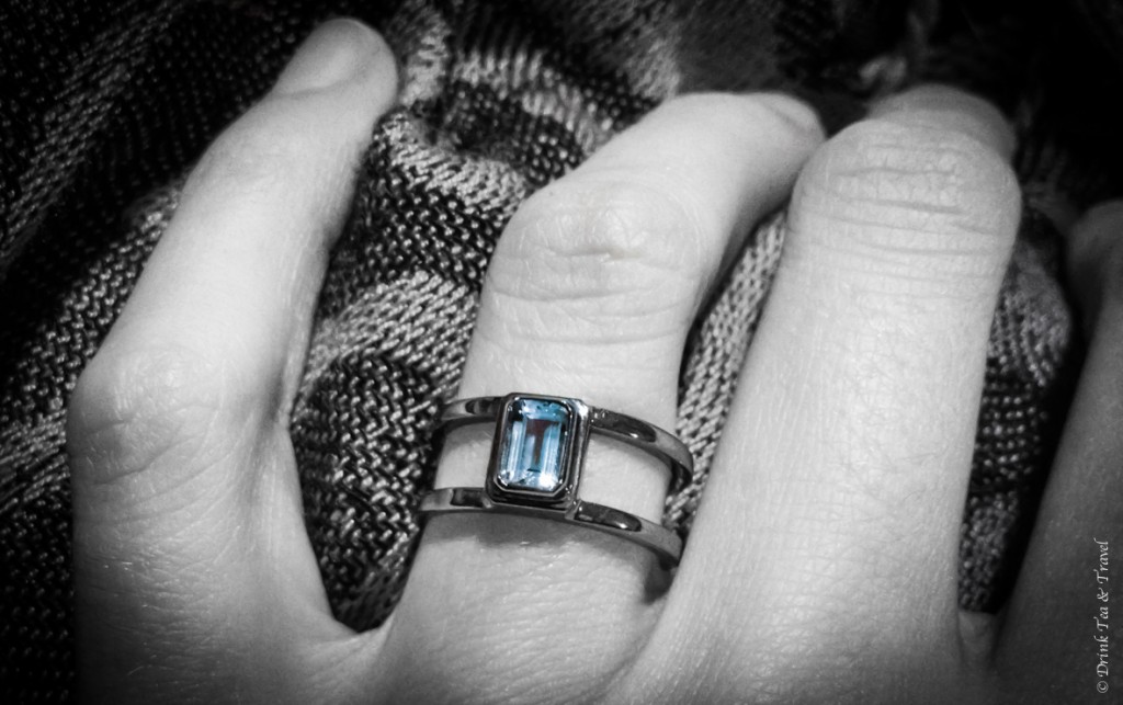 The ring: black gold with an aquamarine stone