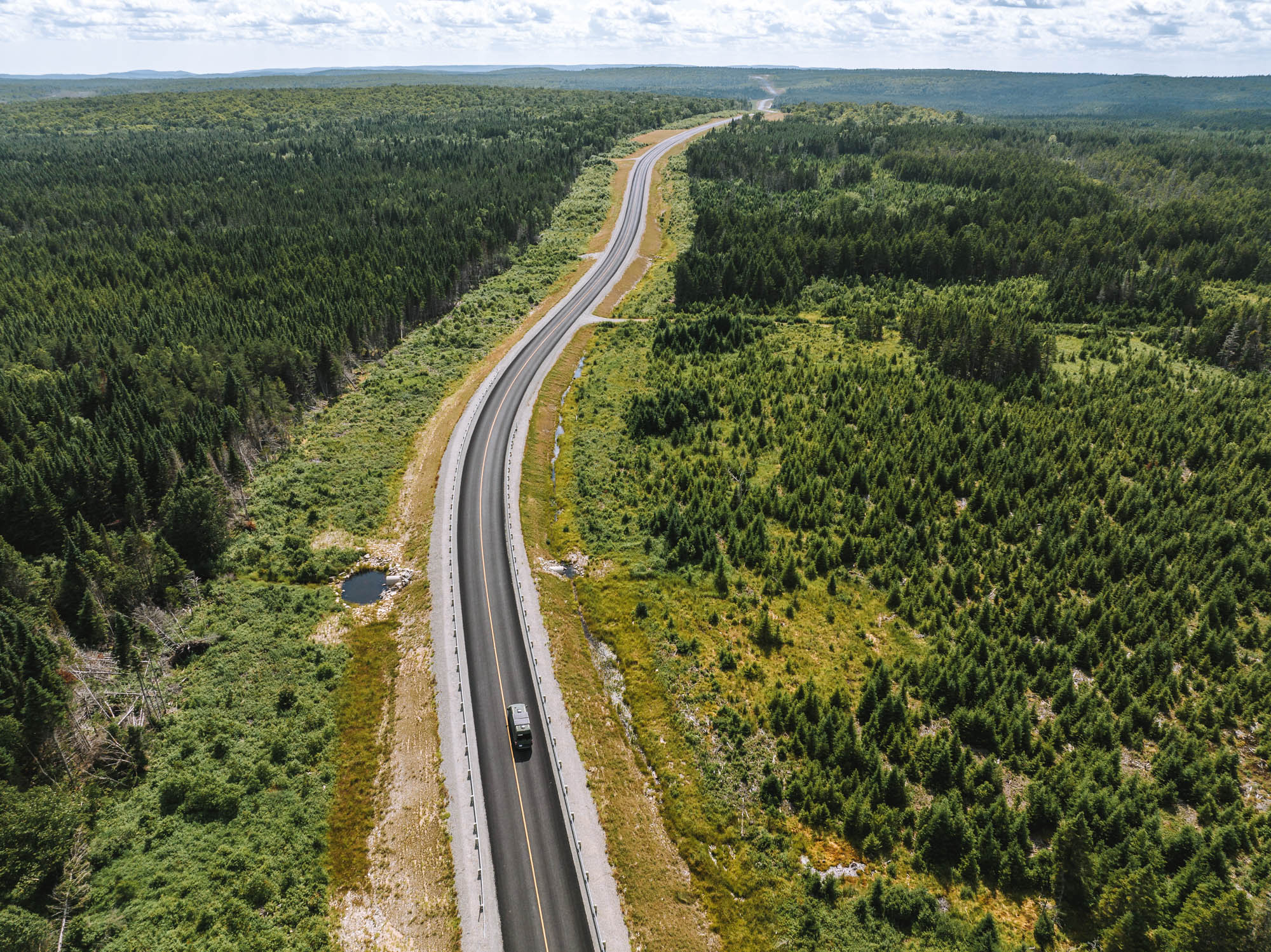 Gran río de salmones en el Fundy Trail Parkway de Nueva Brunswick