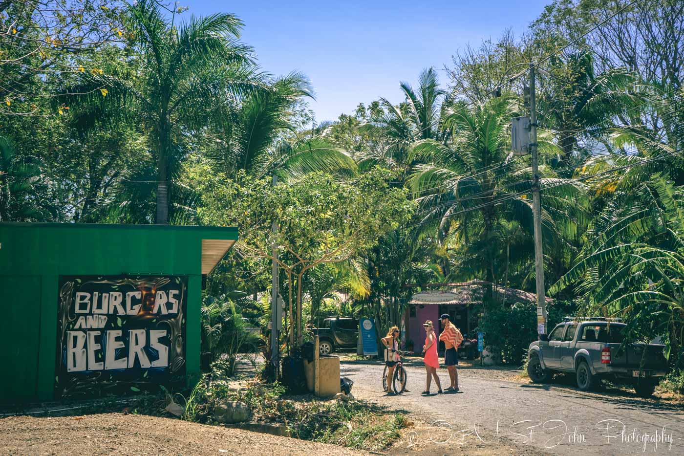 Nosara, Costa Rica: Locals catching up outside of Nosara Coffee House. Playa Guiones. Nosara. Costa Rica