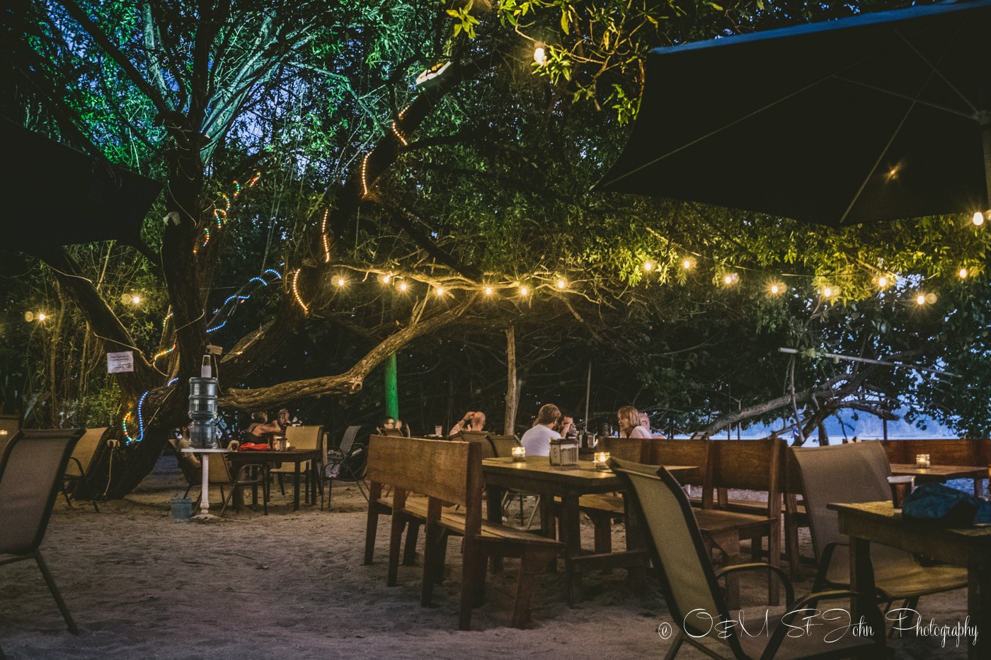 Tables on the beach restaurant Lo Que Hay