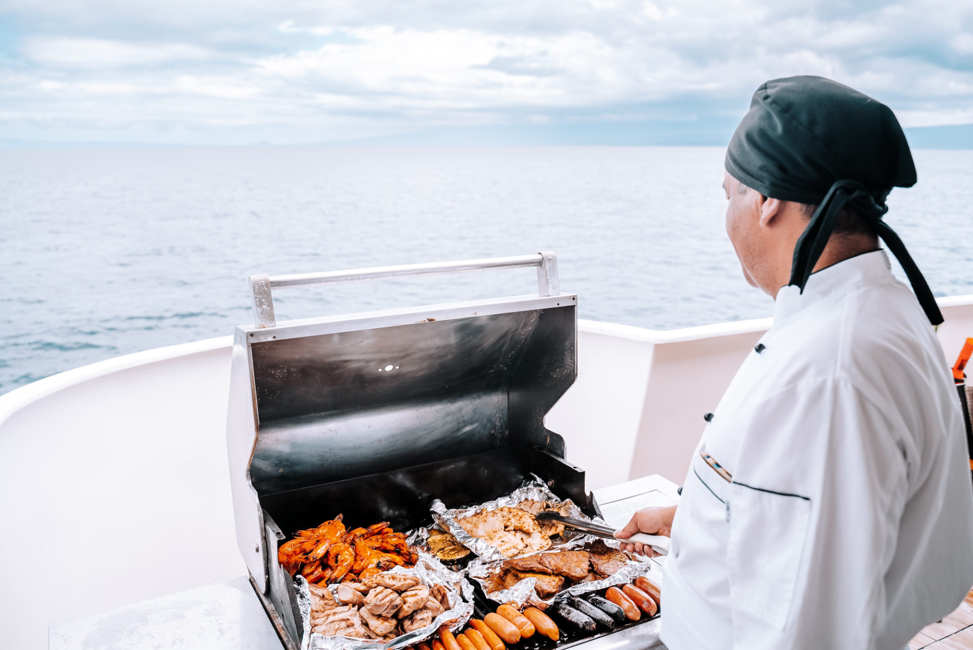 Ecuador Galapagos Oniric Cruises BBQ chef food 06374