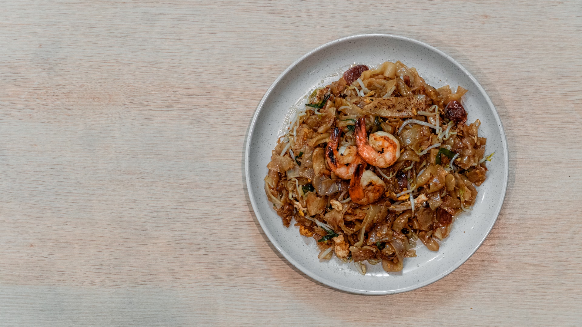 Fried char kuey teow