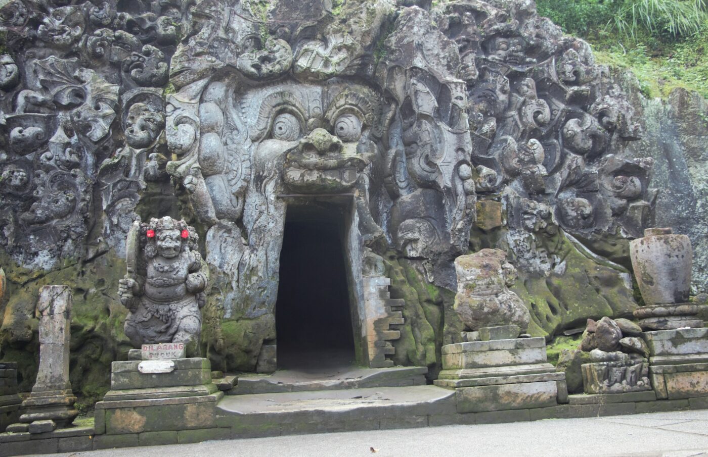 Stone statues in Goa Gajah Temple in Ubud