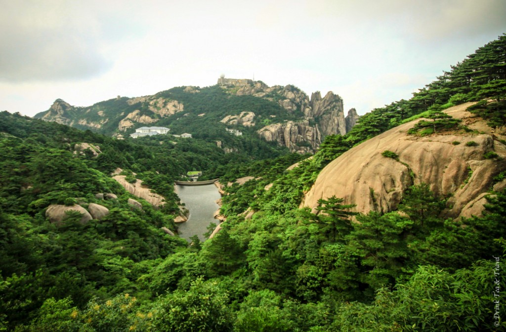 Beautiful places in China: Old Dragon Pool surrounded by stunning scenery of Huangshan