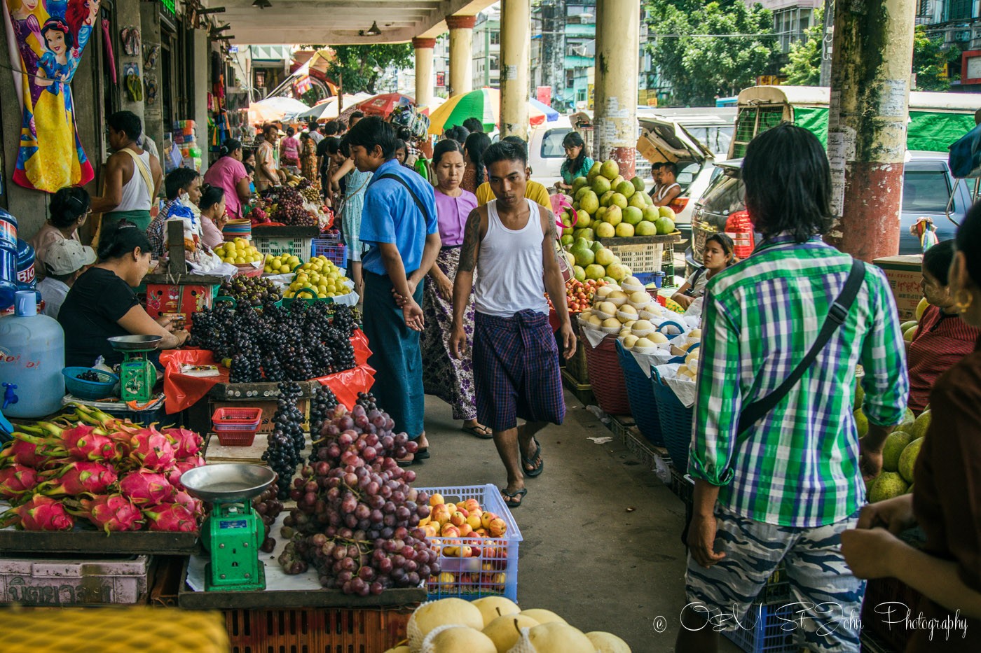 3 days in Yangon: Busy street market in Yangon. Myanmar