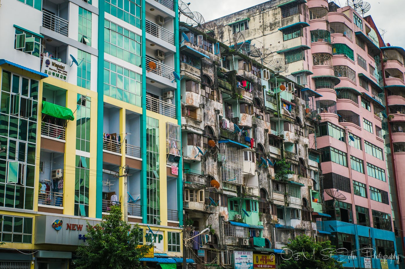 3 days in Yangon: Colourful buildings in Yangon. Myanmar
