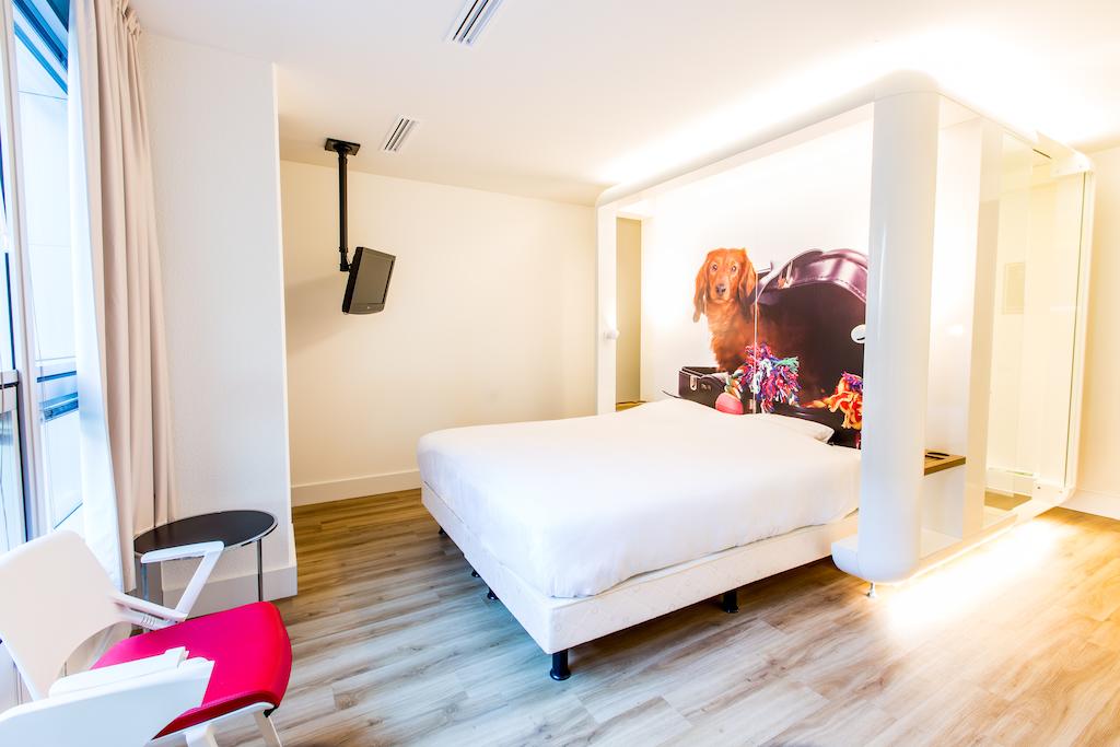 Europe Itinerary: Double room at Qbic Hotel in Amsterdam. Photo by Qbic Hotels.