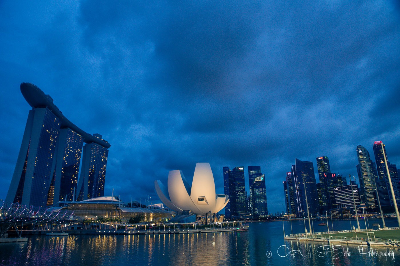 Stopover in Singapore: Singapore's Harbourfront. View from the Helix Bridge. Singapore on a budget