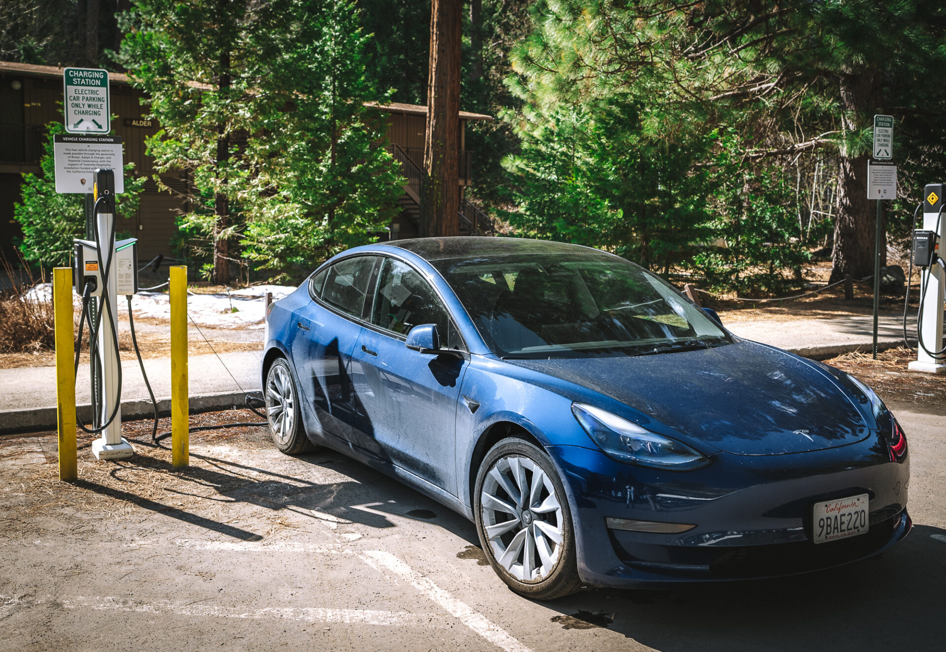 USA California Mariposa County Yosemite National Park EV charging Tesla car 08913
