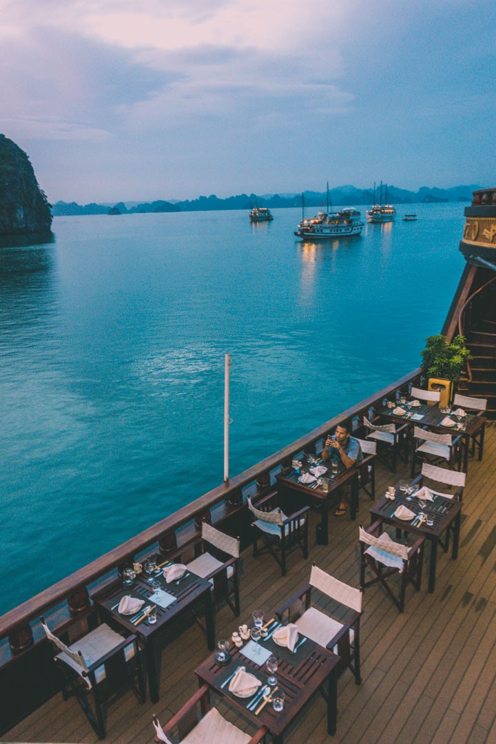 Vietnam Halong Bay cruise dining 00762