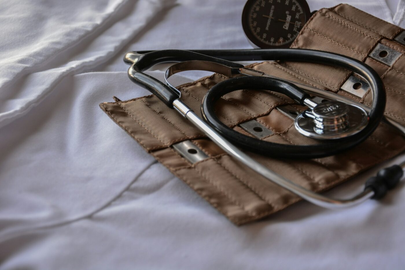https://unsplash.com/photos/black-stethoscope-with-brown-leather-case-k7ll1hpdhFA