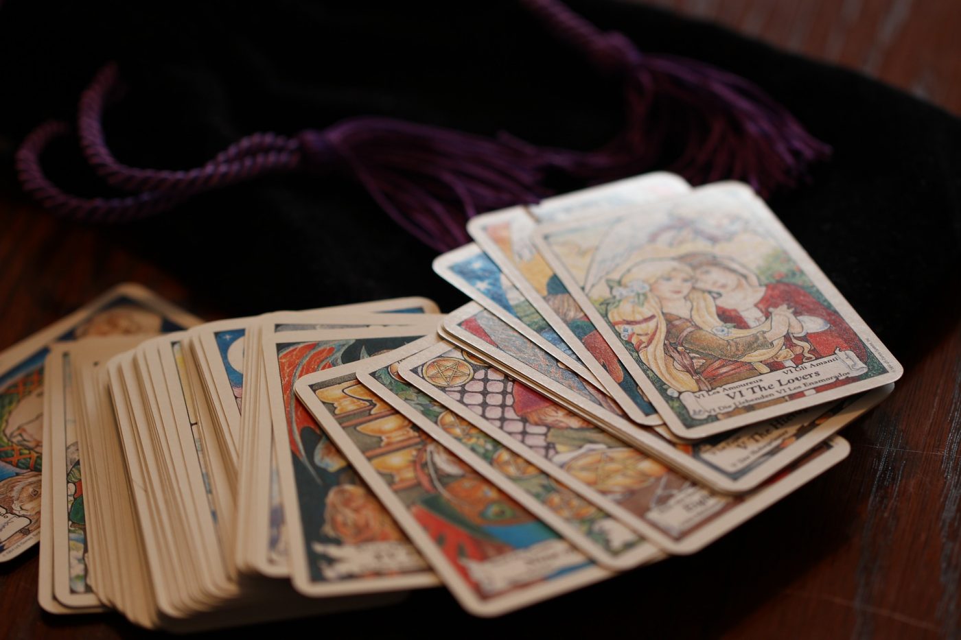 Things to do in Byron Bay: tarot card reading